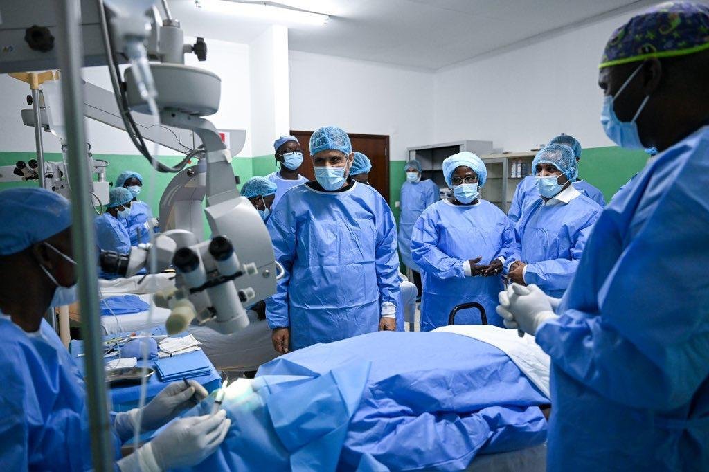 أمين عام رابطة العالم الإسلامي يقف على برامج جراحات العيون في &quot;غينيا بيساو&quot;