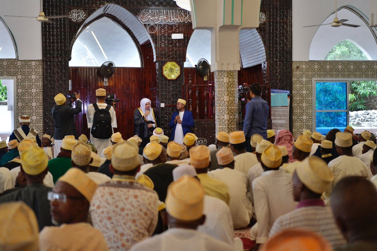 ‏التواصل &quot;الفاعل&quot; مع المجتمعات المسلمة حول العالم في طليعة واجبات ⁧‫رابطة العالم الإسلامي‬⁩.  ‏أثمر هذا التلاقي الأخوي تعزيز الروابط الإسلامية مع تعاهد ما يلزم من احتياجاتها.