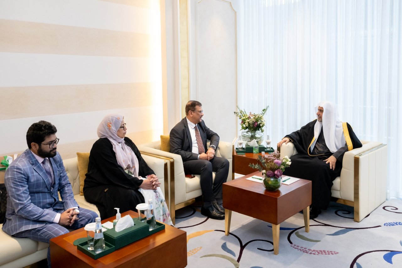 التقى معالي الأمين العام، رئيس هيئة علماء المسلمين، فضيلة الشيخ د.⁧‫محمد العيسى‬⁩ ‬⁩، في مكتبه ظهر اليوم، سعادة المدير العام لاتحاد روهينغا أراكان، السيد رضاء الدين