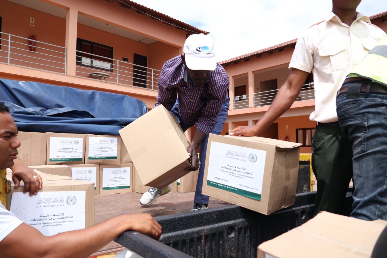‏بعد تضرر الآلاف جرّاء الفيضانات والسيول التي اجتاحت موزمبيق:  ‏حملةٌ إغاثيةٌ عاجلةٌ تواصلُ ⁧‫#رابطة_العالم_الإسلامي‬⁩ تنفيذها لمساندة المتضررين من هذه الكارثة، تتضمَّن توزيعَ المواد العذائية والإيوائية، بالتنسيق المباشر مع الجهات الحكومية المختصَّة.