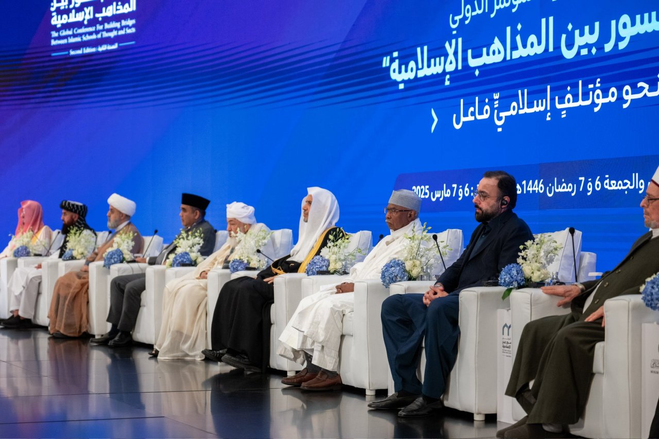 معالي الشيخ عبدالله بن الشيخ المحفوظ بن بيه، رئيس مجلس الإمارات للإفتاء الشرعي، عضو المجلس الأعلى للرابطة، عضو المجمع الفقهي الإسلامي، في افتتاح النسخة الثانية من مؤتمر ⁧‫بناء الجسور بين المذاهب‬⁩ الإسلامية