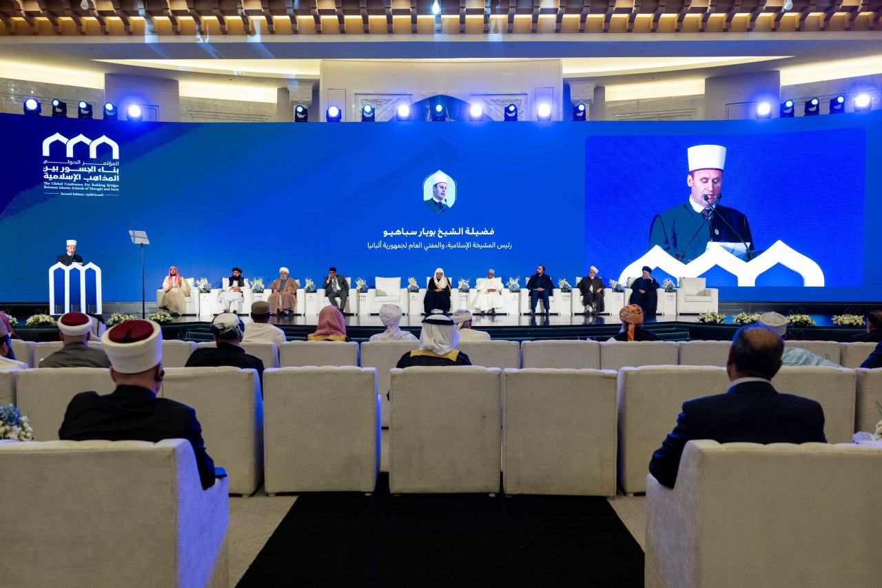 سماحة كبير الأئمة رئيس المشيخة الإسلامية والمفتي العام لجمهورية ألبانيا، الشيخ بويار سباهيو، في افتتاح النسخة الثانية من مؤتمر ⁧‫بناء الجسور بين المذاهب‬⁩ الإسلامية