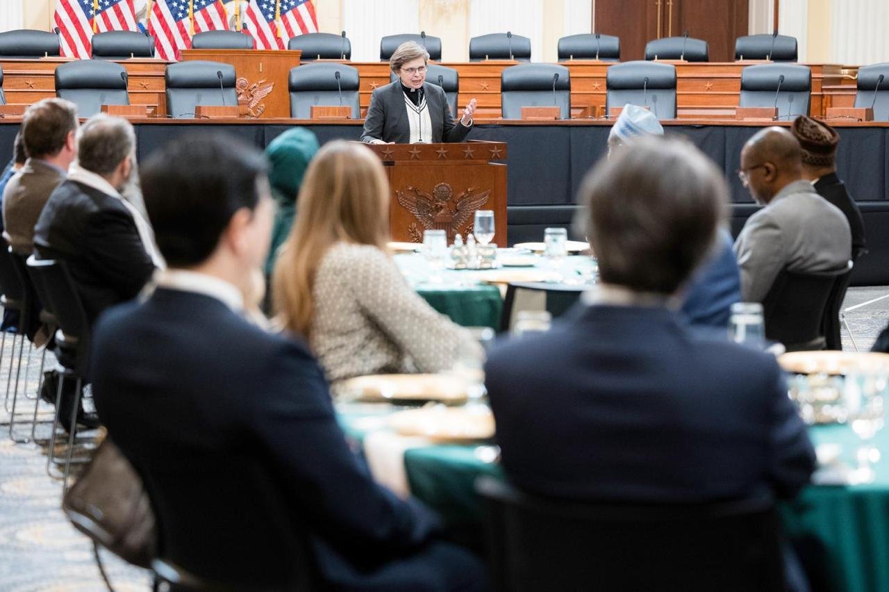 La Liga del Mundo Islámico reúne a representantes de religiones y a responsables políticos durante la primera cena de iftar del Ramadán en el Congreso estadounidense