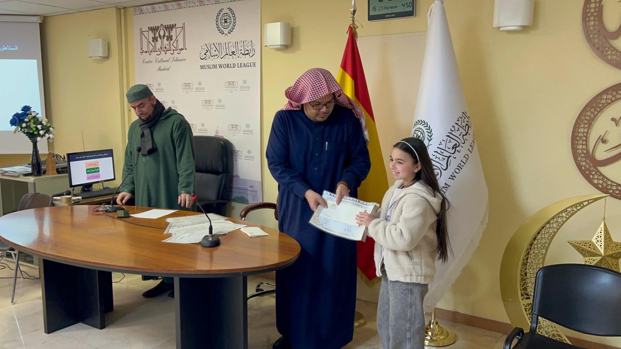 ‏اختتم مركز ⁧‫رابطة العالم الإسلامي‬⁩ في مدريد، المسابقةَ الرمضانيةَ في حفظ  القرآن الكريم وتجويده، بفروعه المتعدِّدة للنساء والرجال والأطفال والمسلمين الجُدد.