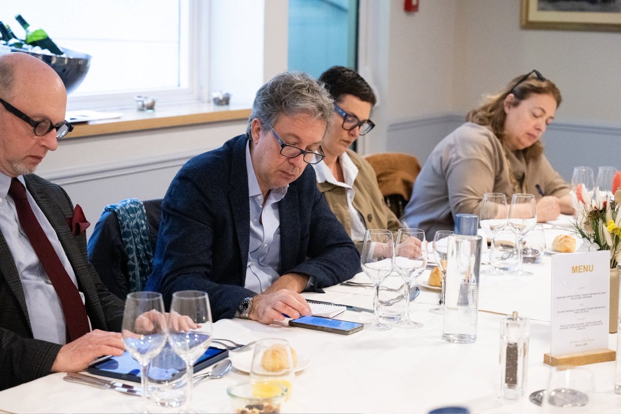 معالي الشيخ د. ⁧‫محمد العيسى‬⁩‬⁩ في حوارٍ مع الصحافة ووكالة الأنباء والإذاعة الفرنسية بحضور مراسلين دوليين انصب على عدد من القضايا الفكرية ومصطلحاتها الدينية الأكثر تداولاً وسوء فهم