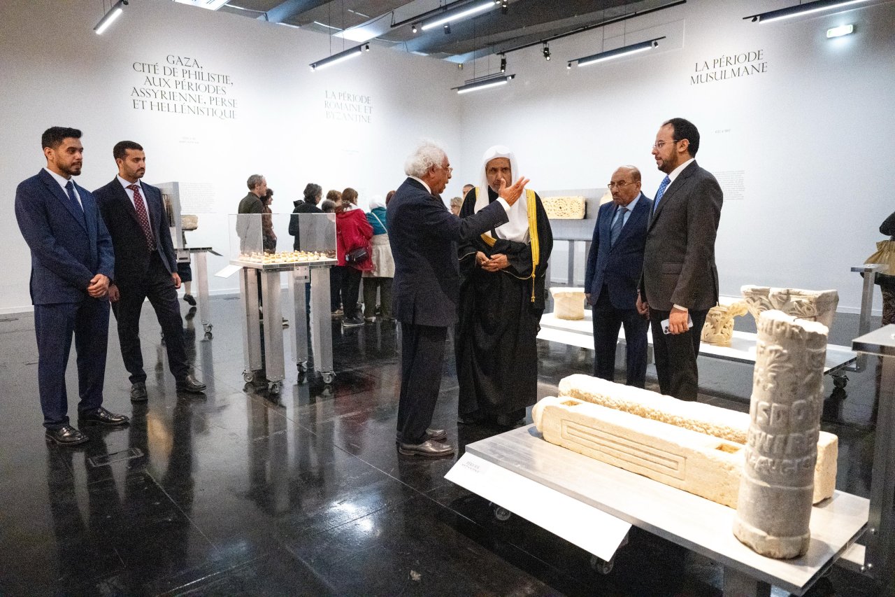 الأمين العام لرابطة العالم الإسلامي يستهِلُّ زيارتَه للجمهورية الفرنسية بجولةٍ في متحف &quot;غزة المنكوبة&quot;