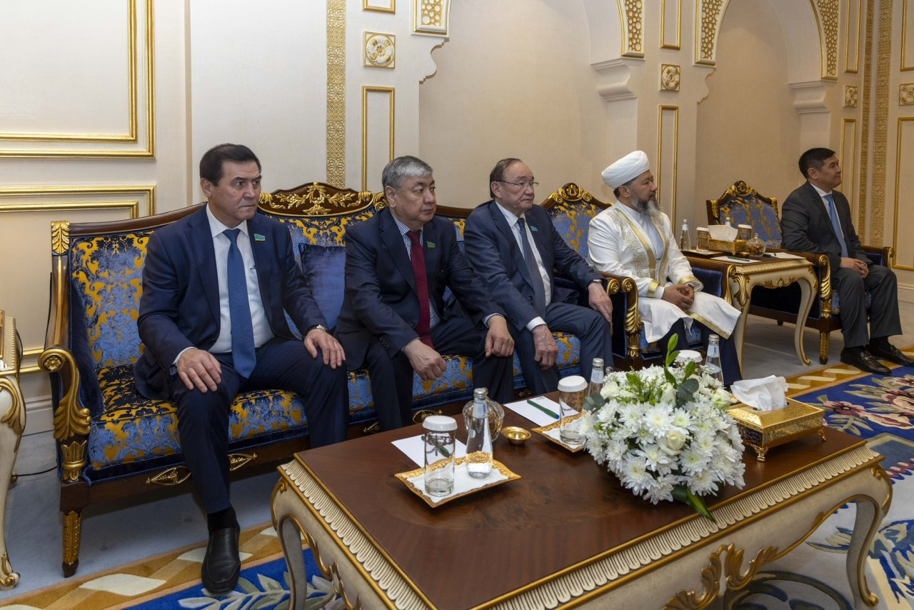 استضافت ⁧‫رابطة العالم الإسلامي‬⁩ في مقرِّها الرئيس بمكة المكرمة، وفدًا رفيع المستوى من جمهورية كازاخستان، يتقدَّمه معالي رئيس مجلس الشيوخ، السيد مولين أشيمباييف، وسماحة المفتي العام للجمهورية، الشيخ نوريز باي حاج أو تبينوف