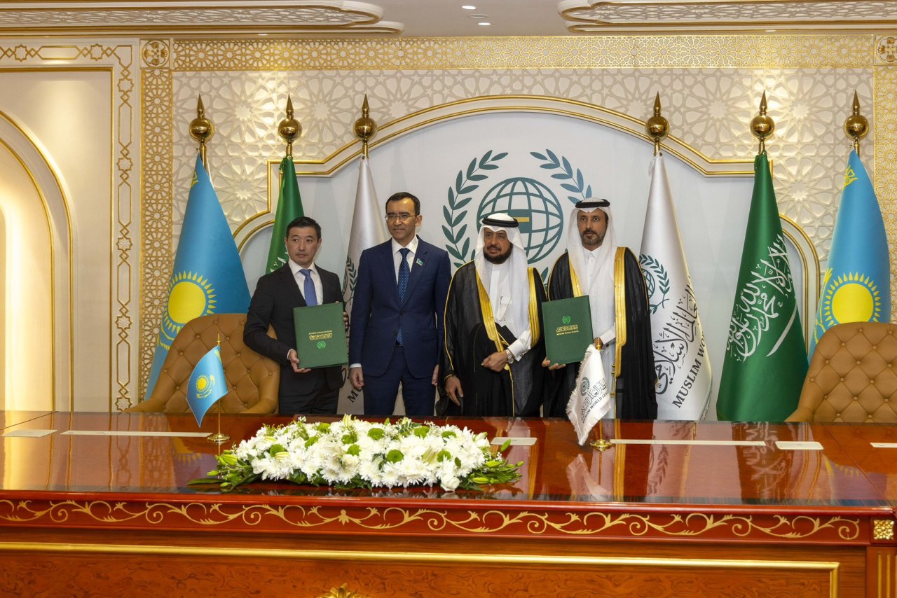 استضافت ⁧‫رابطة العالم الإسلامي‬⁩ في مقرِّها الرئيس بمكة المكرمة، وفدًا رفيع المستوى من جمهورية كازاخستان، يتقدَّمه معالي رئيس مجلس الشيوخ، السيد مولين أشيمباييف، وسماحة المفتي العام للجمهورية، الشيخ نوريز باي حاج أو تبينوف