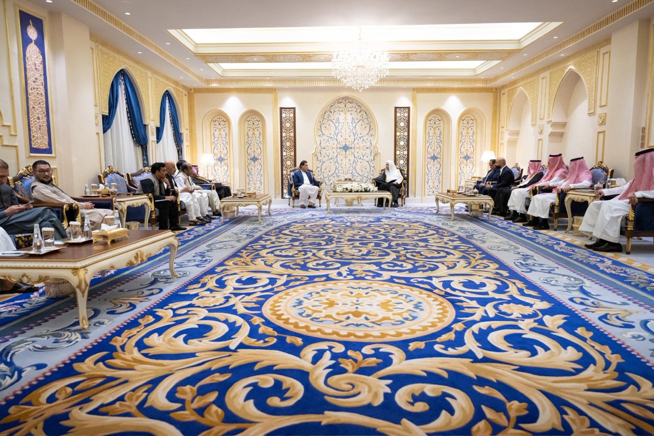 ‏مساءَ اليوم في مكتبه بمكة المكرمة:  ‏التقى معالي الأمين العام، رئيس هيئة علماء المسلمين، فضيلة الشيخ د.⁧‫محمد العيسى‬⁩‬⁩، معاليَ رئيس البرلمان الباكستاني، السيد سردار أياز صادق. ‏وجرى خلالَ اللقاء مناقشةُ عددٍ من الموضوعات ذات الاهتمام المُشترَك، حيث أشاد الضيفُ بالجهود الإسلامية والدولية للرابطة، ومن ذلك: جهودها في تعزيز الوحدة الإسلامية، وخدمة الأقليّات المسلمة، ومواجهة ظاهرة الإسلاموفوبيا، والتصدّي لقضية تعليم الفتيات في المجتمعات المسلمة، وتمثيل العالم الإسلاميّ خيرَ تمثيلٍ في المحافل الدولية.