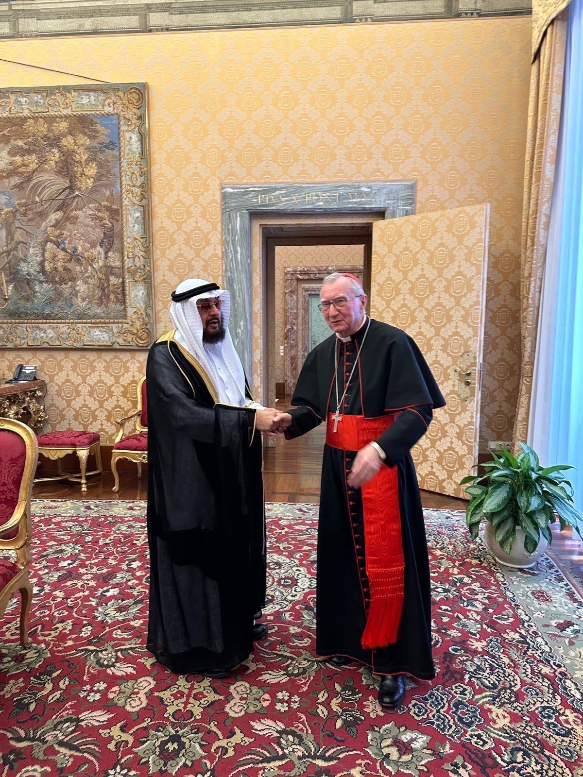 مشاور و نماینده هماهنگ‌کننده سازمان همبستگی جهان اسلام نزد واتیکان، دکتر عبدالعزیز سرحان را در جریان ارائه تسلیت به‌ نمایندگی از دبیرکل و رئیس انجمن علمای مسلمان، آقای دکتر شیخ‌ ⁧محمد العیسی⁩ ⁦  ⁩ ، به مناسبت درگذشت پاپ فرانسیس، به‌ طور رسمی مورد استقبال قرار داد.