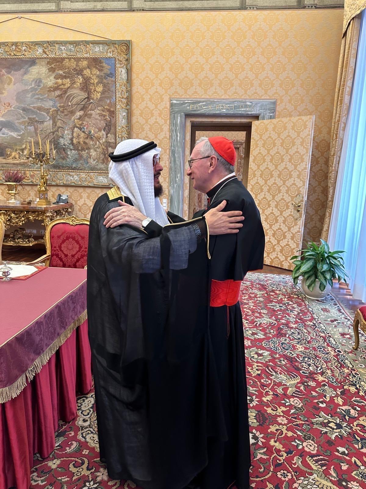 مشاور و نماینده هماهنگ‌کننده سازمان همبستگی جهان اسلام نزد واتیکان، دکتر عبدالعزیز سرحان را در جریان ارائه تسلیت به‌ نمایندگی از دبیرکل و رئیس انجمن علمای مسلمان، آقای دکتر شیخ‌ ⁧محمد العیسی⁩ ⁦  ⁩ ، به مناسبت درگذشت پاپ فرانسیس، به‌ طور رسمی مورد استقبال قرار داد.