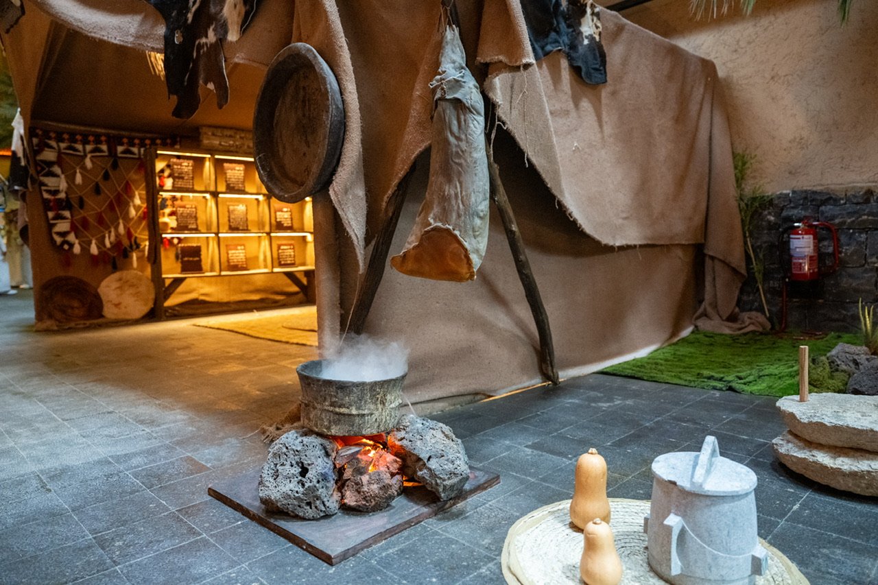 در موزه سیره نبوی شریف وابسته به سازمان همبستگی جهان اسلام و در جوار حرم نبوی شریف:  شاهزاده سلمان بن سلطان بن عبدالعزیز، امیر منطقه مدینه منوره، بخش‌های جدید ساختمان اصلی موزه بین‌المللی سیره نبوی را افتتاح کرد