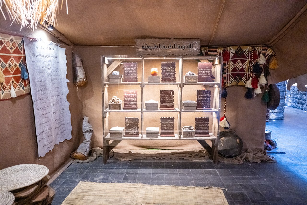 در موزه سیره نبوی شریف وابسته به سازمان همبستگی جهان اسلام و در جوار حرم نبوی شریف:  شاهزاده سلمان بن سلطان بن عبدالعزیز، امیر منطقه مدینه منوره، بخش‌های جدید ساختمان اصلی موزه بین‌المللی سیره نبوی را افتتاح کرد