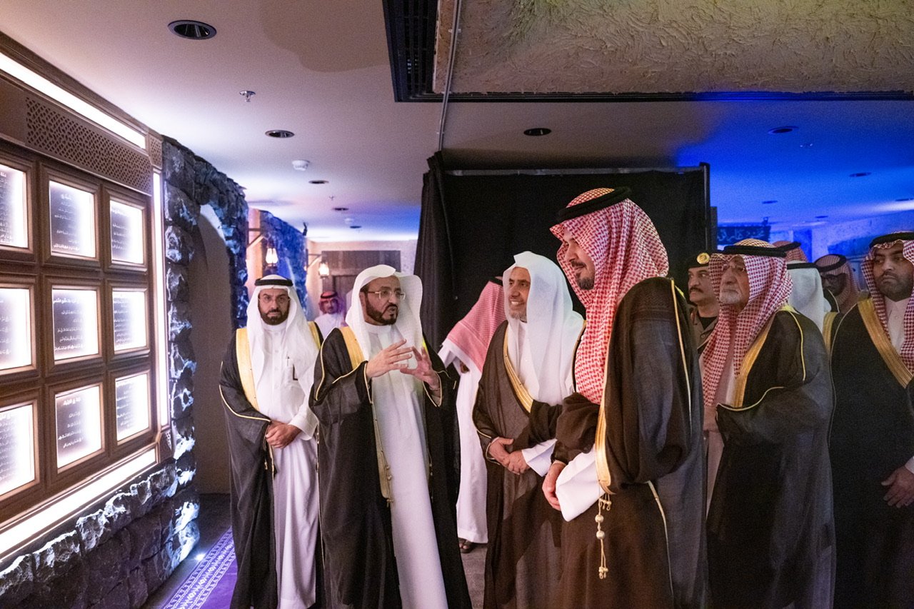 در موزه سیره نبوی شریف وابسته به سازمان همبستگی جهان اسلام و در جوار حرم نبوی شریف:  شاهزاده سلمان بن سلطان بن عبدالعزیز، امیر منطقه مدینه منوره، بخش‌های جدید ساختمان اصلی موزه بین‌المللی سیره نبوی را افتتاح کرد