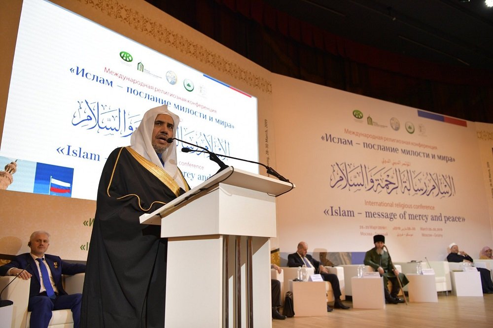 د. العيسى متحدثا في انطلاقة المؤتمر بالعاصمة الروسية.