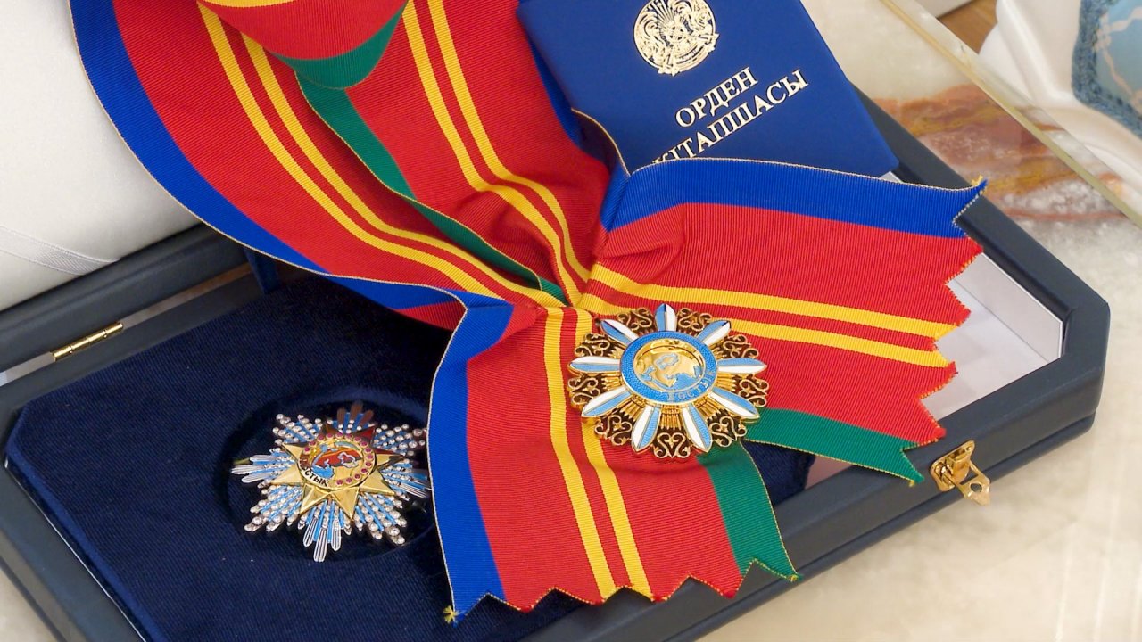 استقبلَ فخامةُ رئيسِ جمهورية كازاخستان، السيد قاسم جومارت توكاييف، اليوم في القصر الرئاسي بالعاصمة &quot;أستانا&quot;، معالي الأمين العام، رئيسَ هيئة علماء المسلمين، فضيلة الشيخ د. محمد العيسى