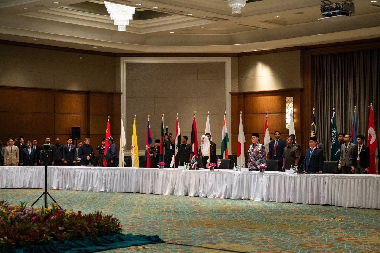 معالي الأمين العام، الشيخ د. محمد العيسى، في المؤتمر الصحفي للإعلام الآسيوي، عقِب تدشينه &quot;مجلس علماء آسْيان&quot;: تَرْجمَت رابطة العالم الإسلامي &quot;وثيقة مكة المكرمة&quot; لعشرات اللغات، لتعميم الانتفاع بها، ولا سيما في تدريب الأئمّة في الدول الإسلامية، ودول الأقليات الإسلامية