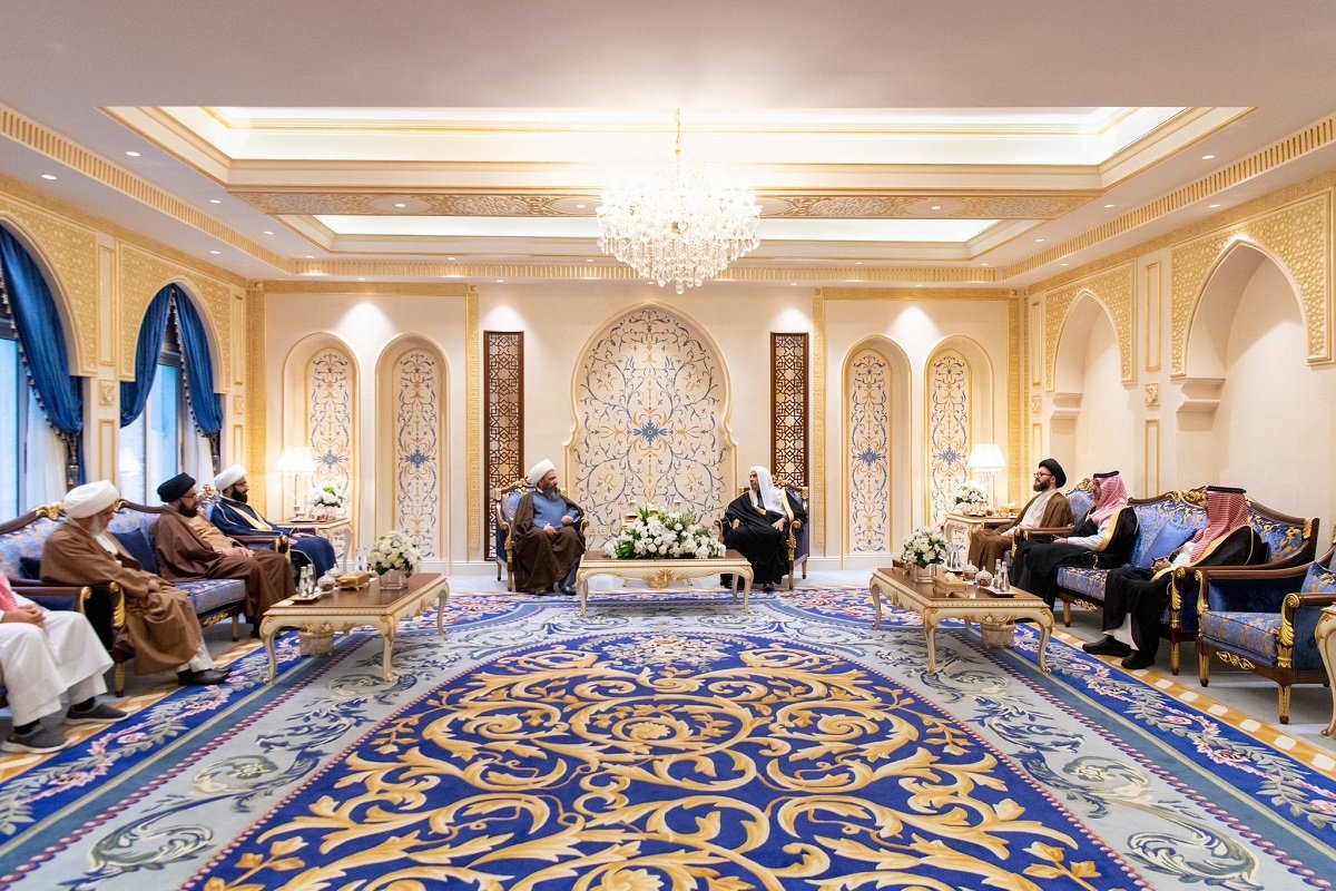 Sekjen, Ketua Asosiasi Ulama Muslim, Syekh Dr.  Mhmd Alissa , bertemu di kantornya di Makkah, dengan Syekh Fadel Al-Budairi, otoritas keagamaan di Irak, dan delegasi ulama yang mendampinginya