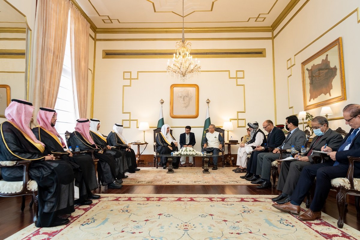 يُمنح الوسام الرئاسي من قبل رئيس الجمهورية تكريماً للشخصيات التي قدمت إسهامات إسلامية وإنسانية جديرة بالبروز والتقدير.