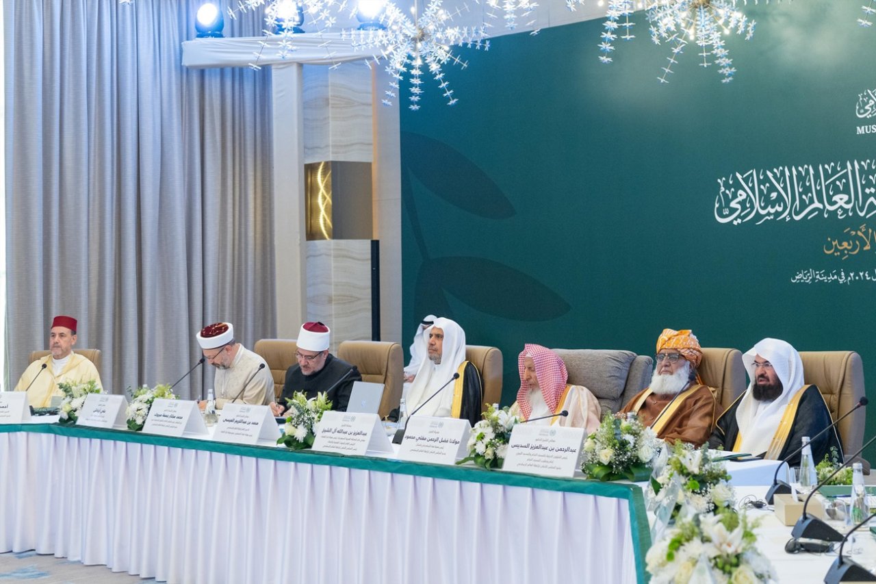 سماحة مفتي عام المملكة العربية السعودية، رئيس المجلس الأعلى للرابطة، الشيخ عبدالعزيز آل الشيخ خلال الدورة الـ ٤٦ للمجلس الأعلى للرابطة: