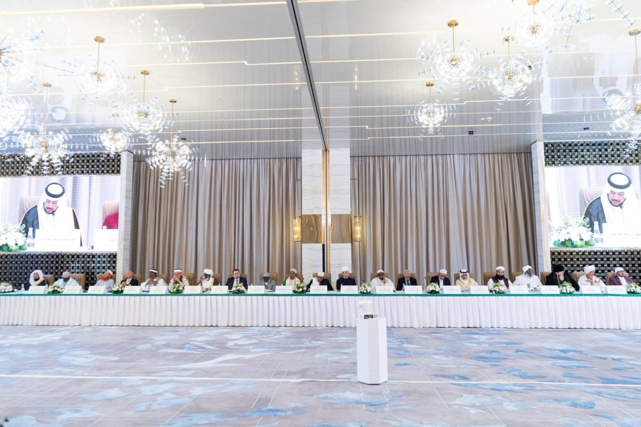 سماحة مفتي عام المملكة العربية السعودية، رئيس المجلس الأعلى للرابطة، الشيخ عبدالعزيز آل الشيخ خلال الدورة الـ ٤٦ للمجلس الأعلى للرابطة: