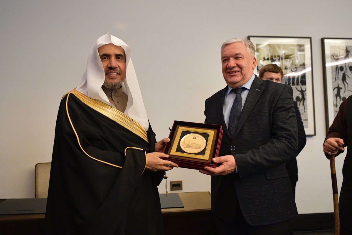 ڈاکٹر محمد العیسی، ماسکو میں رابطہ عالم اسلامی اورحکومتی فنڈ کےدرمیان تعاون سمجھوتے پردستخط کررہے ہیں