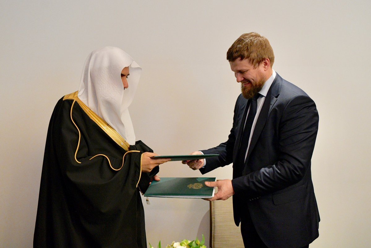 ڈاکٹر محمد العیسی، ماسکو میں رابطہ عالم اسلامی اورحکومتی فنڈ کےدرمیان تعاون سمجھوتے پردستخط کررہے ہیں