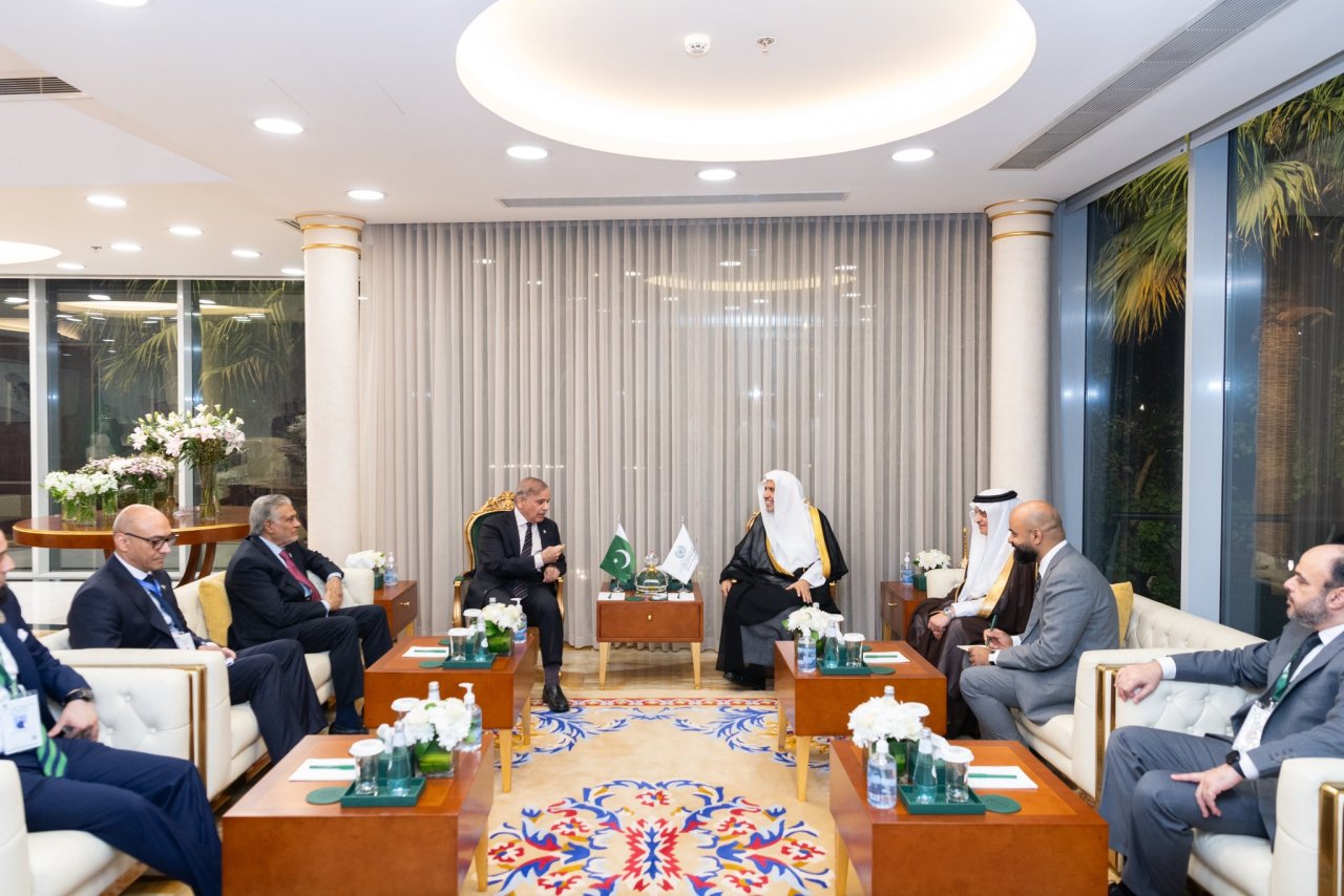 دولة رئيس وزراء جمهورية باكستان الإسلامية السيد محمد شهباز  يزور رابطة العالم الإسلامي ويلتقي معالي أمينها العام رئيس هيئة علماء المسلمين فضيلة الشيخ د. محمد العيسى