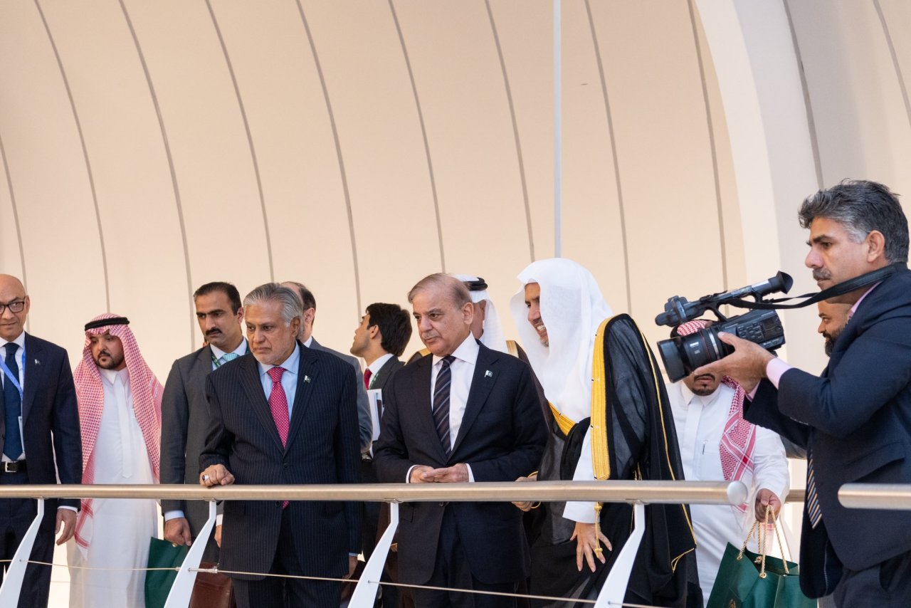 دولة رئيس وزراء جمهورية باكستان الإسلامية السيد محمد شهباز  يزور رابطة العالم الإسلامي ويلتقي معالي أمينها العام رئيس هيئة علماء المسلمين فضيلة الشيخ د. محمد العيسى