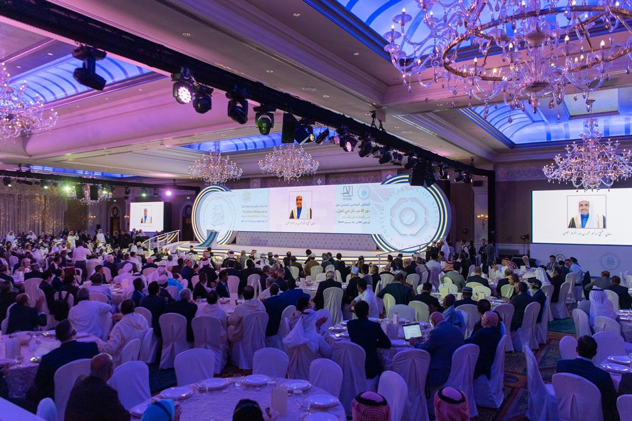 تسليم الجائزة للشيخ العيسى تقديرا لدوره في تعزيز السِّلم والتسامح