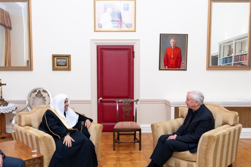 Mohammad Alissa a rencontré à Londres, l’Archevêque de Westminster, le Cardinal Vincent Collins afin de traiter de sujets d’intérêt commun dont la coopération entre les responsables religieux pour lutter contre les discours extrémistes et les atteintes au