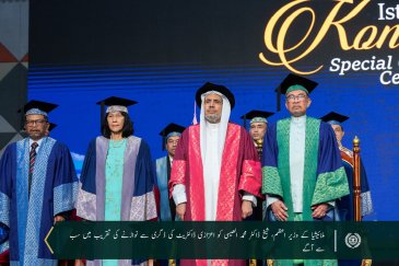 آسیان کی سب سے معروف اور درجہ بندی میں اعلي سرکاری یونیورسٹی Universiti Malaya  نے سیکرٹری جنرل عزت مآب شیخ ڈاکٹر محمد العیسی کو دنیا بھر میں کامیاب اسلامی سفارتکاری میں ان کی شاندار کاوشوں کے اعتراف میں سیاسیات میں ڈاکٹریٹ کی اعزازی ڈگری سے نوازا ہے۔