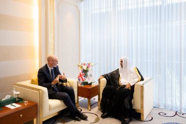 Yang Mulia Sekretaris Jenderal LMD sekaligus Ketua Organisasi Ulama Muslim, Syekh Dr. Mohammed Al-Issa , menerima kunjungan Yang Mulia Duta Besar Britania Raya untuk Kerajaan Arab Saudi