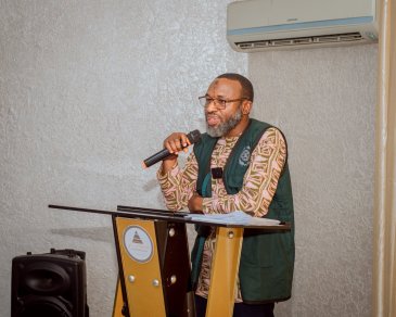 تنفِّذ ⁧‫رابطة العالم الإسلامي‬⁩، في نيجيريا، برنامجاً تدريبيّاً لممرِّضي العيون والممارِسين الصحيِّين، يركّز على بناء القُدرات، ورفع الكفاءة في تقديم الخدمات الأساسية