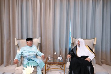 Di kediamannya di "Kuala Lumpur", Yang Mulia Sekretaris Jenderal LMD, Syekh Dr. Mohammed Al-Issa, menerima kunjungan Yang Mulia Tun Seri Dr. Haji Mohd Ali bin Mohd Rustam, Yang di-Pertua Negeri Melaka