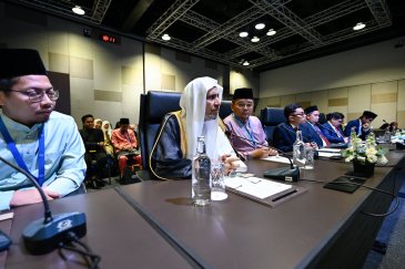 Al margen de la tercera Cumbre internacional de líderes religiosos: El Secretario General, el Sheij Dr. Mohammed Al-Issa se reunió, en la capital malasia, Kuala Lumpur, con jóvenes líderes entre estudiantes universitarios e investigadores