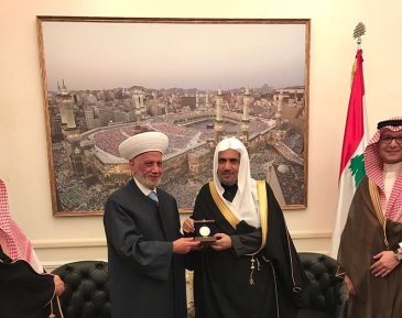 مفتی اعظم لبنان نے عزت مآب سیکرٹری جنرل کو(لبنانی دار الافتاء) کی جانب سے تمغہ پیش کیا۔ آپ نے سیکرٹری جنرل کی لبنان میں منعقدہ ثقافتی وروحانی اجلاس میں خطاب کو بھی سراہا۔