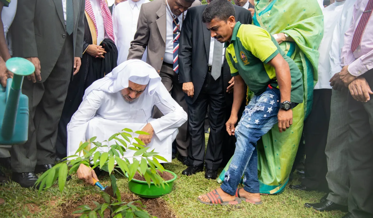 La Charte de La Mecque souligne l'importance de protéger la planète et le droit des générations futures de vivre dans un environnement sain. L'année dernière, au Sri Lanka , Mohammad Alissa s’est joint à des dirigeants pour planter des arbres et promouvoir la durabilité. 