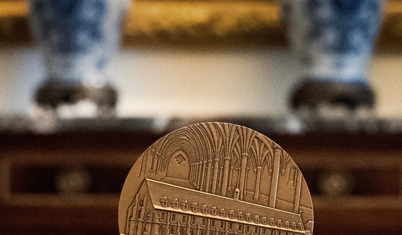 فرانسیسی برنارڈنس کالج  نے عزت مآب شیخ ڈاکٹر محمد العیسی کو امن اور یکجہتی کے فروغ  کے لئے ان کی کوششوں کے اعتراف میں  میڈل سے نوازاہے