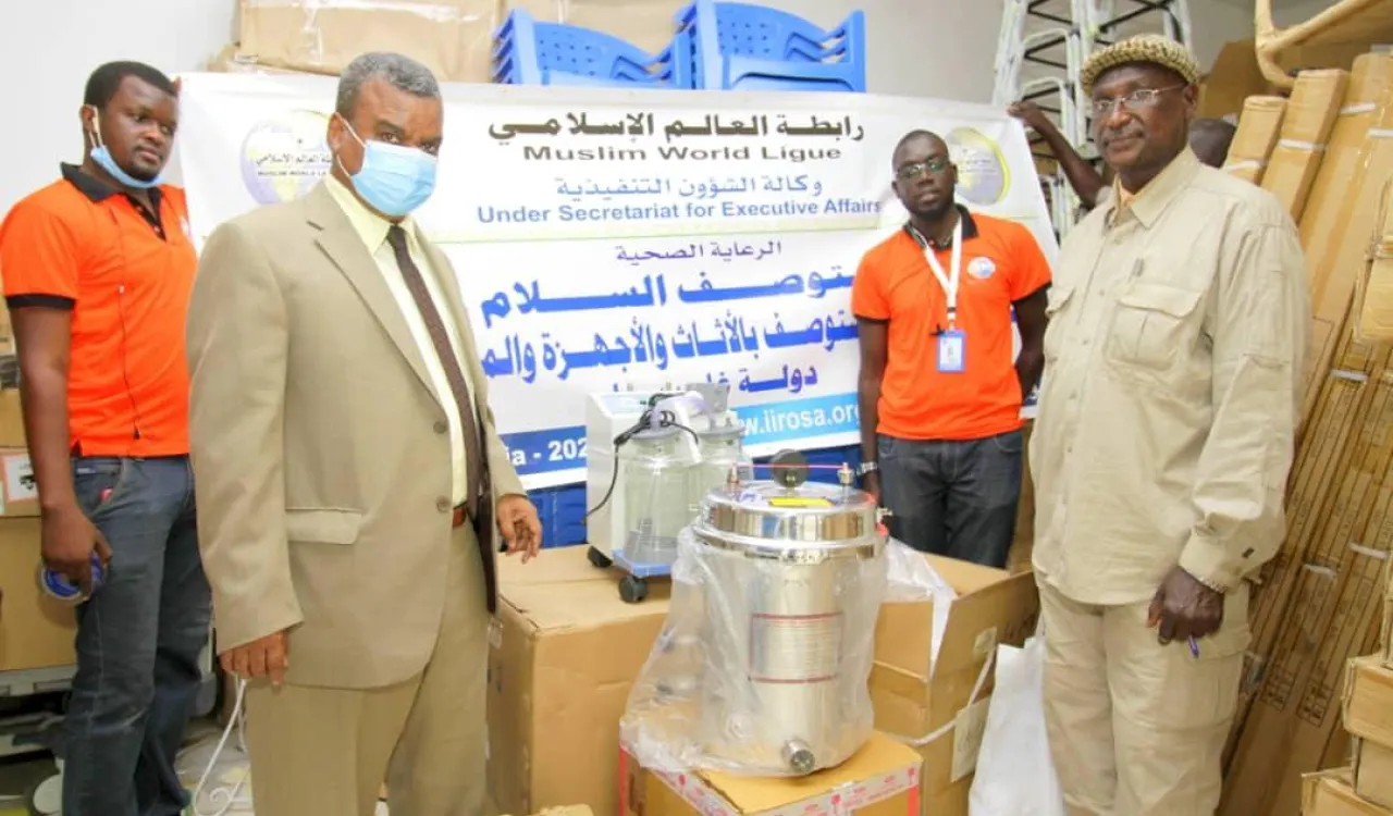 استكمالاً لدور ⁧‫رابطة العالمالإسلامي‬⁩ في دولة ⁧‫غامبيا‬⁩ .. تجهيز مستوصف السلام بالمعدات الطبية والأثاث بعد ترميمه.