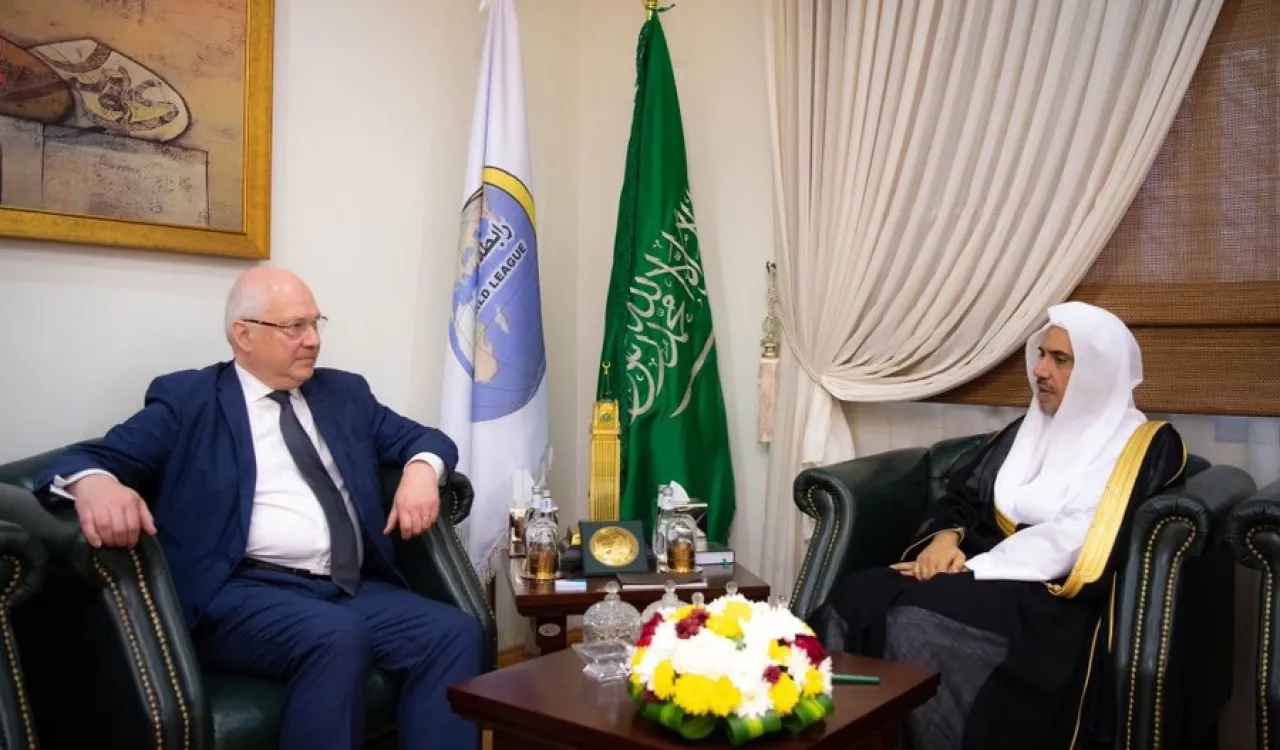 ‏معالي أمين ⁧عام رابطة العالم الإسلامي⁩ الشيخ د. ⁧محمد العيسى⁩ يلتقي صباح اليوم سعادة مستشار الشؤون الدينية بجمهورية ⁧فرنسا⁩ السيد جان كريستوف بوسيل والوفد المرافق له، حضر اللقاء سعادة ⁧السفير⁩ الفرنسي بالمملكة العربية ⁧السعودية⁩ السيد فرانسوا غوييت.