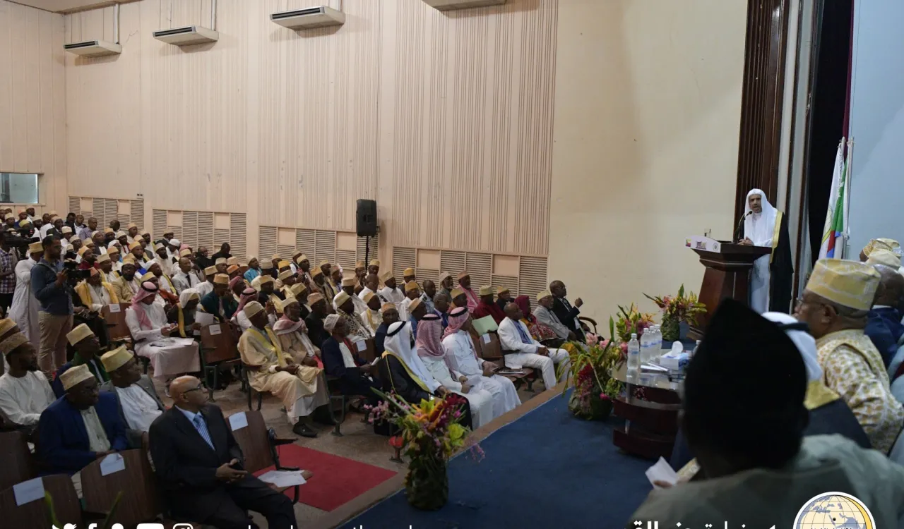 ‏برعاية فخامة رئيس ⁧جزر القمر⁩ ؛   ‏نظمت ⁧رابطة العالم الإسلامي⁩ ندوةً علمية بعنوان  "الرعيل الأول في الوجدان الإسلامي" ، والتي حضرها جمع غفير من أصحاب الفضيلة العلماء من عموم أفريقيا ، وأصحاب المعالي الوزراء القمريين والتي احتضنها المقر الرئيسي للبرلمان القمري.