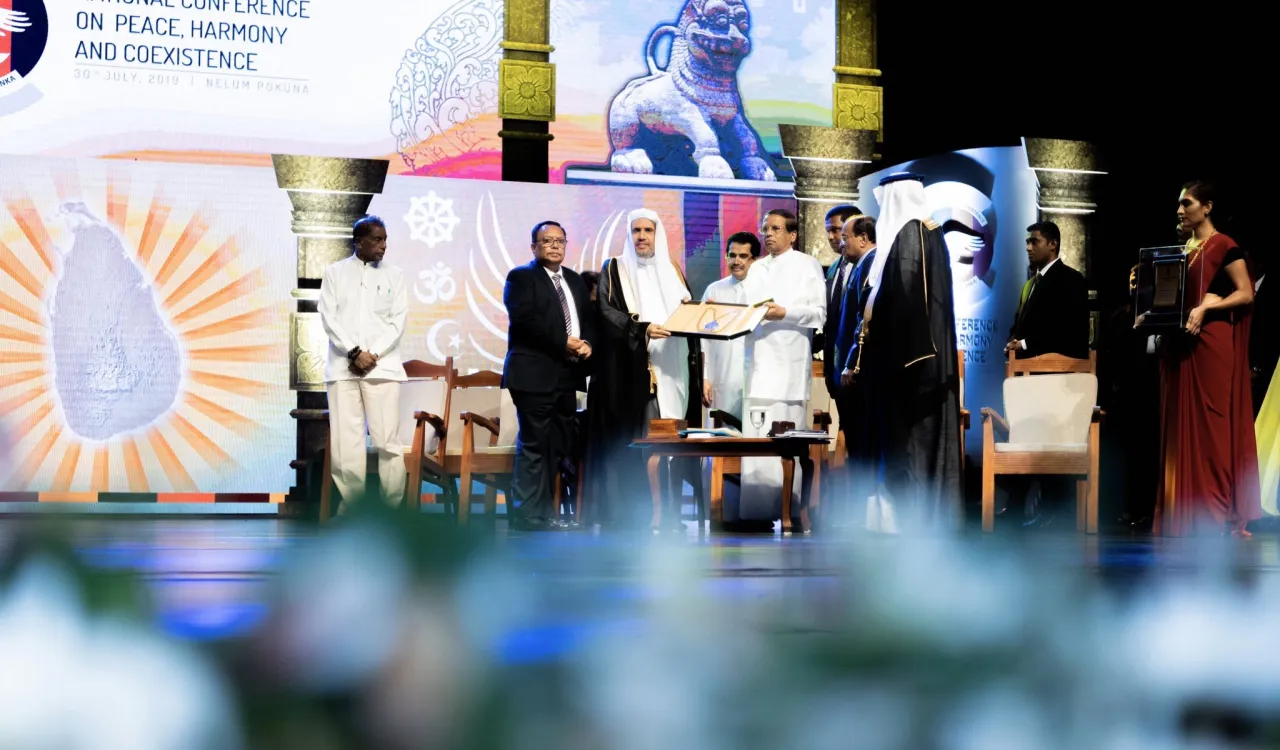 سری لنکا کے صدر محترم شیخ ڈاکٹر محمد العیسی کو حالیہ دہشت گردی کے واقعات کے پس منظر میں جمہوریہ سری لنکا میں مذہبی اورنسلی امن کے فروغ کی کوششوں کے اعتراف میں ریاستی تمغہ پیش کررہے ہیں