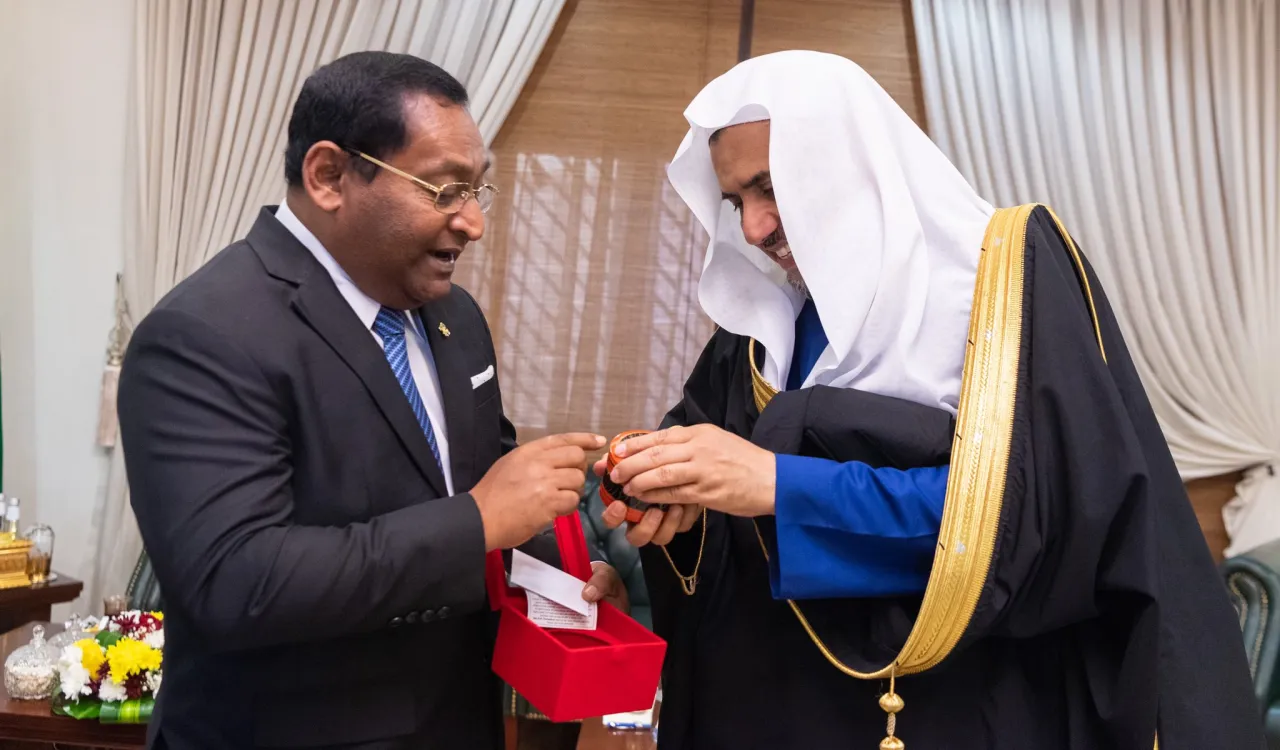 معالي الشيخ د ⁧‫محمد العيسى‬⁩ مستقبلاً سفير جمهورية ⁧‫المالديف‬⁩ لدى ⁧‫المملكة‬⁩ 