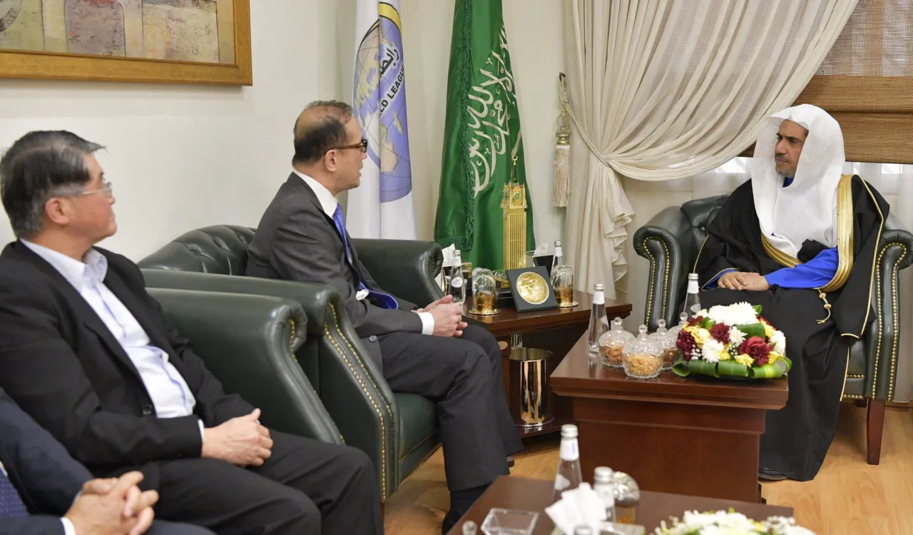 ‏استقبل معالي أمين عام ⁧رابطة العالم الإسلامي⁩ الشيخ د. ⁧محمد العيسى⁩ الممثل الاقتصادي والثقافي لتايبيه في المملكة العربية ⁧السعودية⁩ والوفد المرافق له.  ‏وقد جرى خلال اللقاء بحث عددٍ من الموضوعات ذات الاهتمام المشترك.