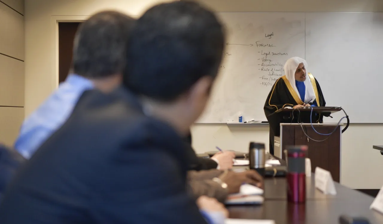 D. Mohammad Alissa tenant une conférence lors d’un débat ouvert avec des officiers de la faculté de la Défense nationale à Washington. 