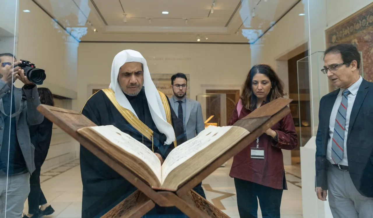 Sur invitation de l’administration du musée le D.Mohammad Alissa visite la section musulmane du musée métropolitain de New York comme il a rencontré les représentants musulmans de #NewYork qui ont confirmé que la voie modérée et ouverte de la LIM  correspond à leur vision.
