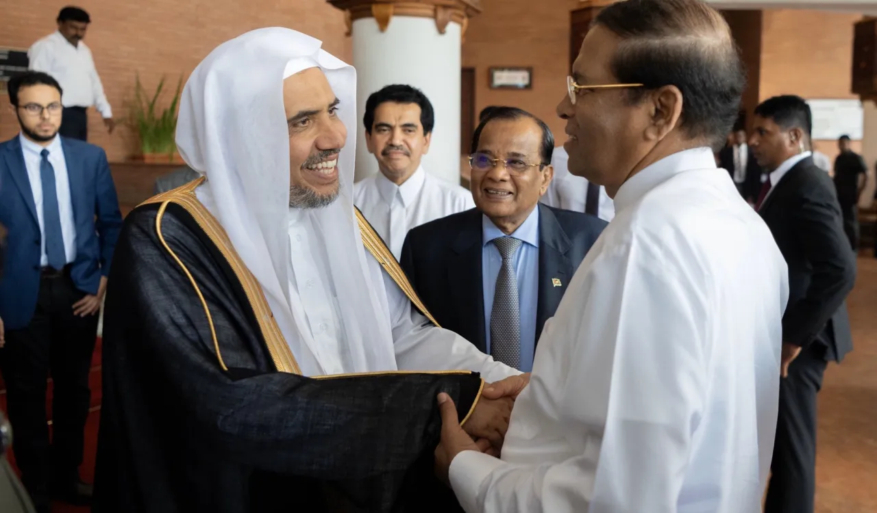 Le Président sri lankais en discussion avec le D.Mohammad Alissa dont il apprécie les efforts de la Ligue Islamique Mondiale dans le monde en vue de promouvoir la paix, l’harmonie religieuse et ethnique; le sommet à Colombo est suite aux attentats qui ont frappé le Sri Lanka.