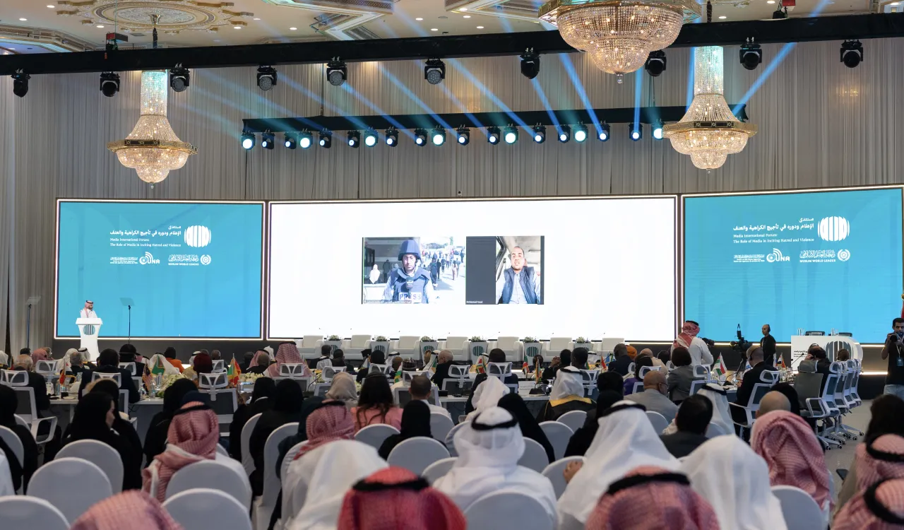 رابطة العالم الإسلامي تجمع أعضاء اتحاد وكالات أنباء الدول الإسلامية والوكالات الدولية الكبرى وأبرز القيادات الدينية والدبلوماسية