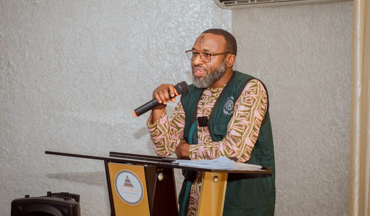 تنفِّذ ⁧‫رابطة العالم الإسلامي‬⁩، في نيجيريا، برنامجاً تدريبيّاً لممرِّضي العيون والممارِسين الصحيِّين، يركّز على بناء القُدرات، ورفع الكفاءة في تقديم الخدمات الأساسية